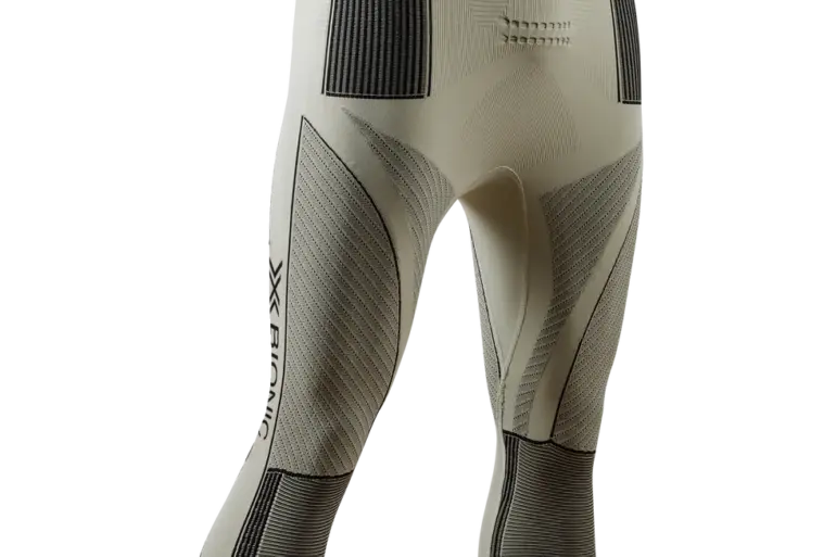Detailansicht der X-Bionic Energy Accumulator 4.0 Pants 3/4 in Beige mit schwarzen Akzenten, die auf Temperaturregulation und Bewegungsfreiheit ausgelegt ist.