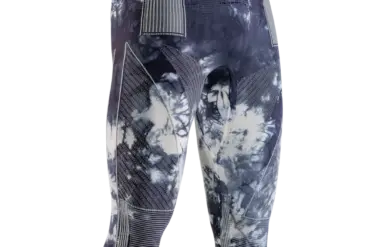 X-BIONIC Energy Accumulator Wild 3/4 Pants in dunklem Marmor-Muster mit weißen Akzenten und silbernen Zonen.