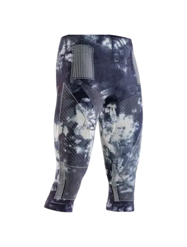 X-BIONIC Energy Accumulator Wild 3/4 Pants in dunklem Marmor-Muster mit weißen Akzenten und silbernen Zonen.