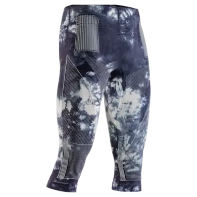 X-BIONIC Energy Accumulator Wild 3/4 Pants in dunklem Marmor-Muster mit weißen Akzenten und silbernen Zonen.
