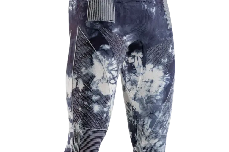 X-BIONIC Energy Accumulator Wild 3/4 Pants in dunklem Marmor-Muster mit weißen Akzenten und silbernen Zonen.