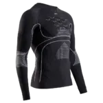 Schwarz gestricktes Funktionsunterhemd mit langen Ärmeln und weißen Akzenten, das die X-Bionic AirComPlex-Zone und das 3D Bionic Sphere System zur Wärmeregulierung darstellt.