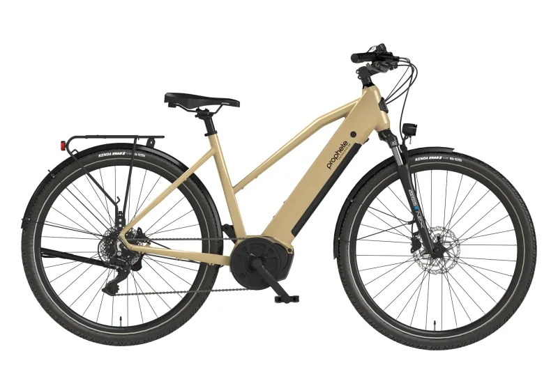 Ein beiges Prophete Entdecker 3.4 E-Trekkingrad mit Trapezrahmen, das für Pendeln und Tagestouren konzipiert ist.