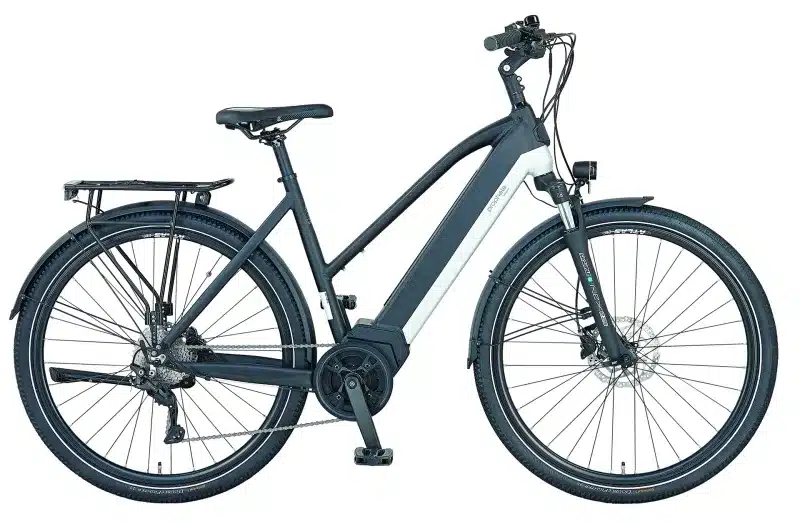 Seitenansicht eines Prophete Entdecker 5.0 E-Trekkingrads mit Trapezrahmen, Mittelmotor und Gepäckträger.