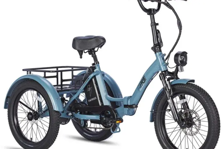 Seitenansicht eines blauen Fafrees F20 Mate faltbaren E-Lastendreirads mit Gepäckträger und breiten Reifen.