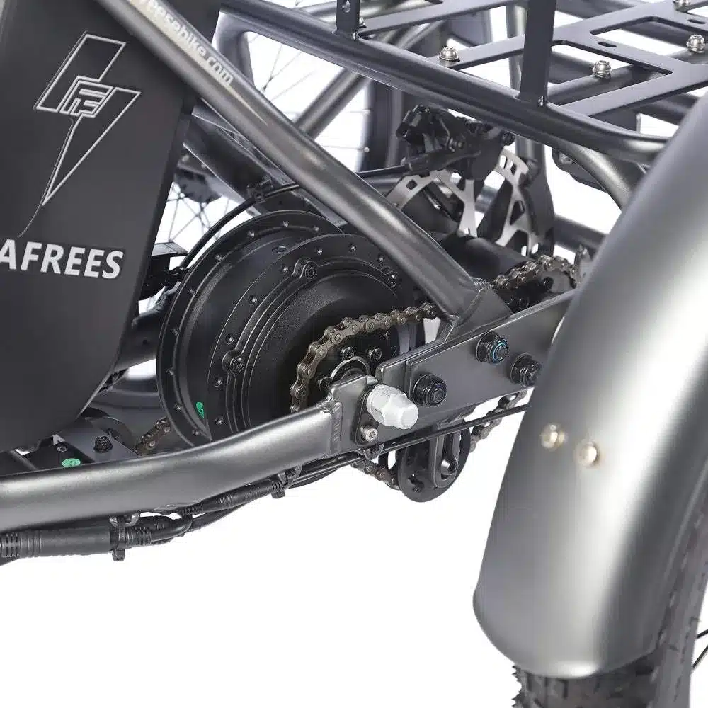 Nahaufnahme des Hinterradnabenmotors, der Kette und des Rahmens eines Fafrees F20 Mate E-Lastendreirads.