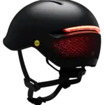 Seitenansicht eines schwarzen FARO Mips Fahrradhelms mit aktivierter roter Rückleuchten- und Bremslichtfunktion.