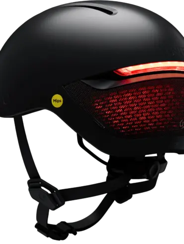 Seitenansicht eines schwarzen FARO Mips Fahrradhelms mit aktivierter roter Rückleuchten- und Bremslichtfunktion.