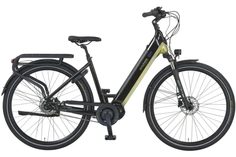 Schwarz-grünes Prophete Geniesser 5.0 E-Bike mit Gepäckträger, Federgabel und Mittelmotor.