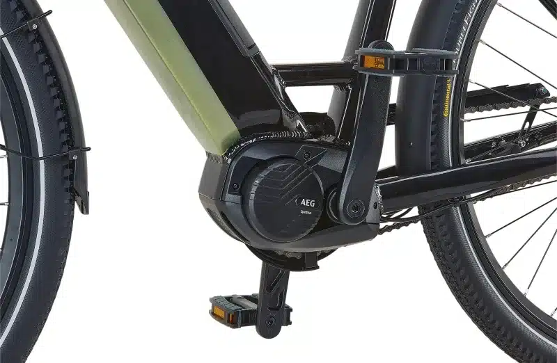 Nahaufnahme des Mittelmotors und der Kurbelgarnitur eines schwarzen E-Bikes mit AEG Sport Drive II Beschriftung.