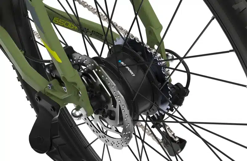 Nahaufnahme des Hinterrads eines grün-oliven E-MTBs, die den schwarzen Blaupunkt-Nabenmotor, die Kette, die Kassettenzahnräder und die Scheibenbremse zeigt.
