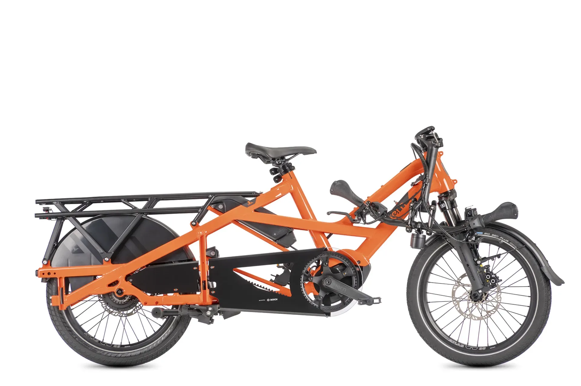 Orangefarbenes Tern GSD P00 E-Lastenrad mit großem Gepäckträger und Vorderfederung auf weißem Hintergrund