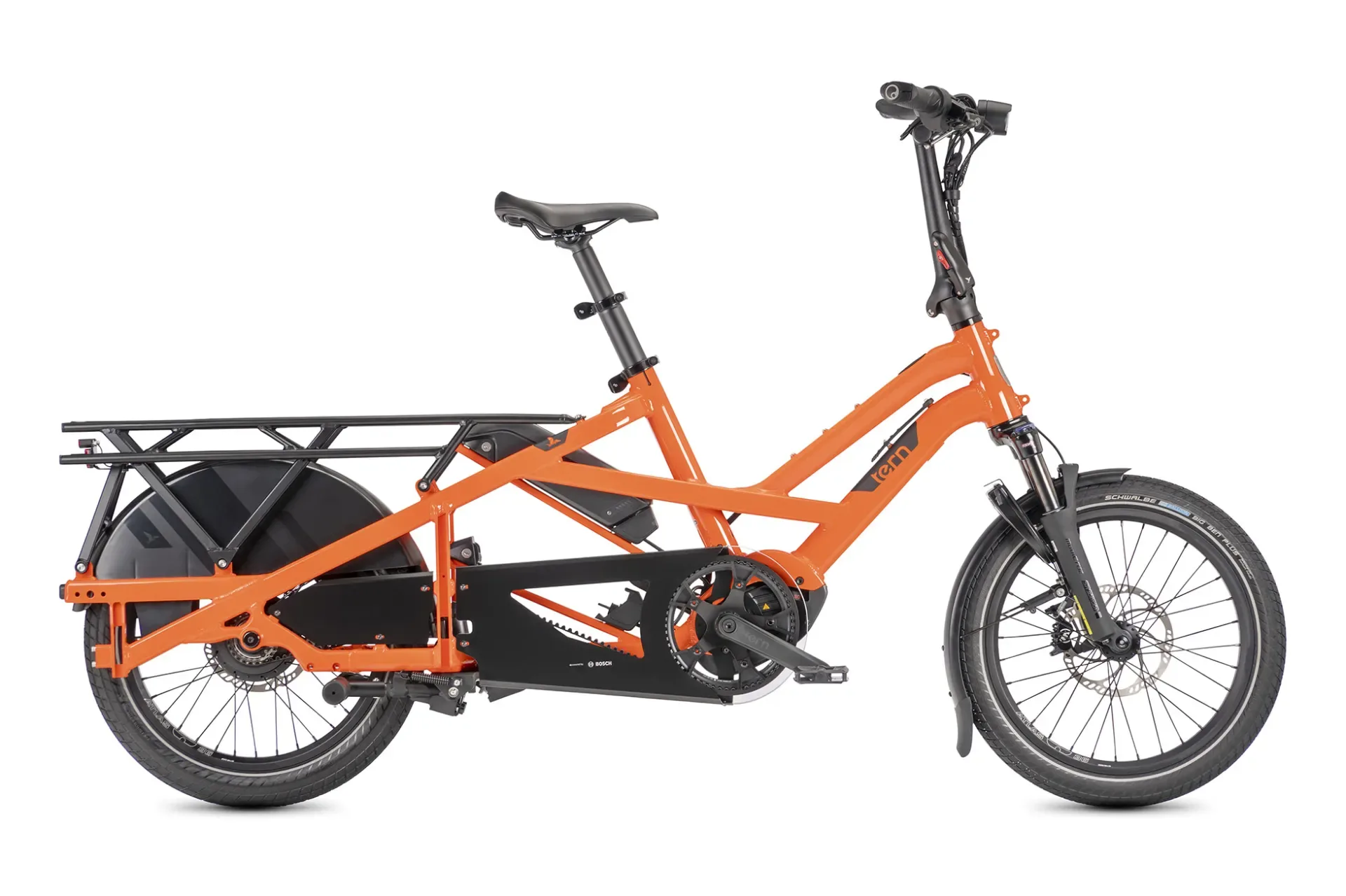 Seitenansicht eines orangefarbenen Tern GSD P00 Lasten-E-Bikes mit Gepäckträger und Bosch-Antrieb auf weißem Hintergrund.