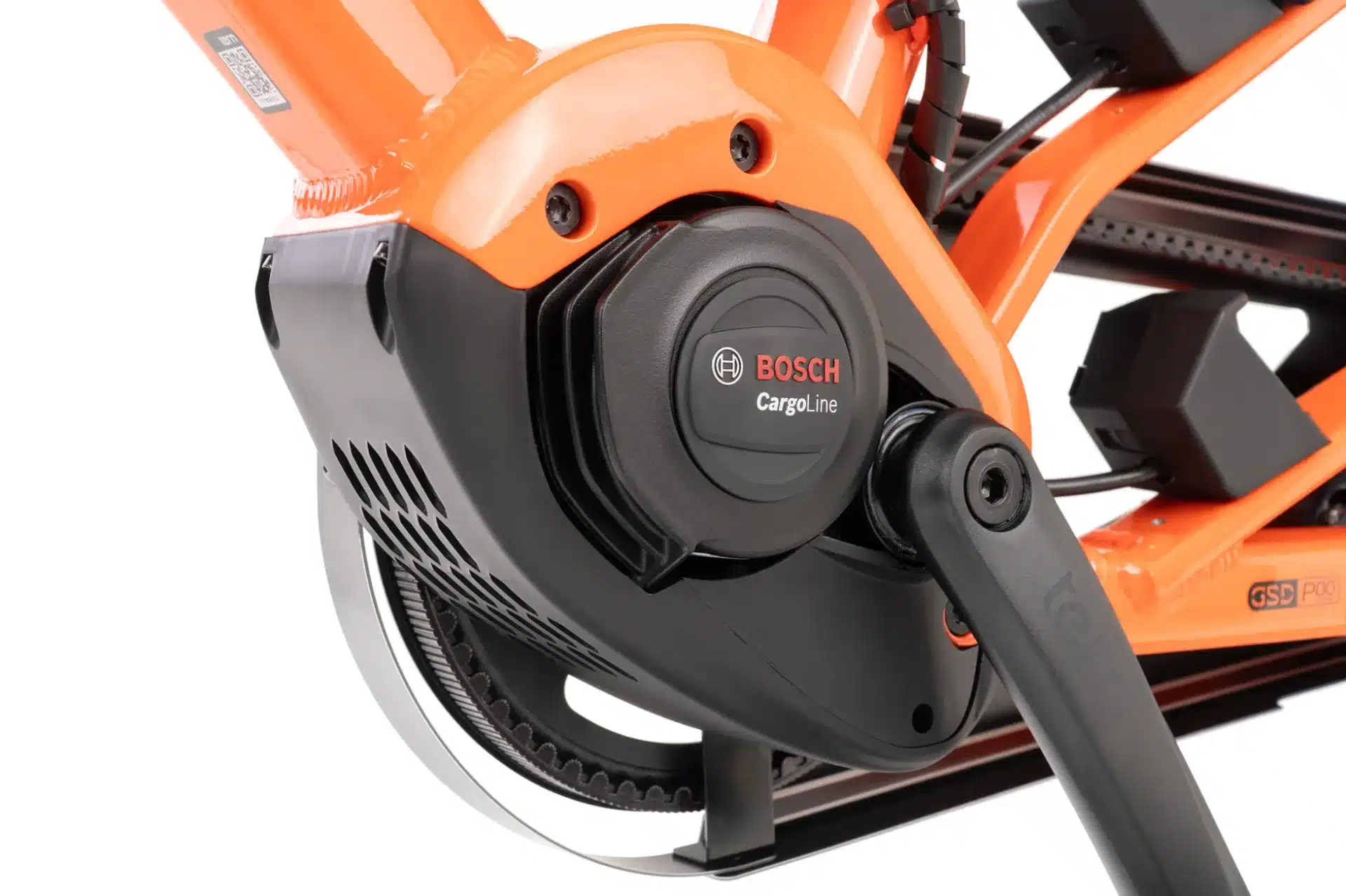 Nahaufnahme des orangefarbenen Rahmens eines Tern GSD P00 Lastenrads, Fokus auf den schwarzen Bosch Cargo Line Elektromotor und den Gates Carbon Drive Zahnriemen.