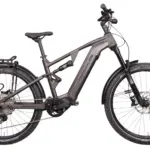 Hercules Nos FS SUV 2.2 E-Bike, ein vollgefedertes graues E-SUV-Fahrrad mit Gepäckträger, Federung vorne und hinten sowie breiten Reifen.