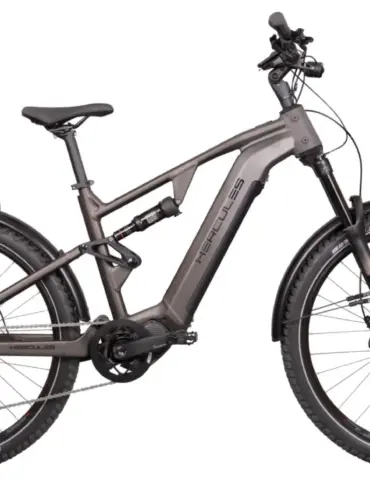 Hercules Nos FS SUV 2.2 E-Bike, ein vollgefedertes graues E-SUV-Fahrrad mit Gepäckträger, Federung vorne und hinten sowie breiten Reifen.