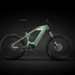 Seitenansicht eines mintgrünen Heritage Altitude E-Mountainbikes vor schwarzem Hintergrund.