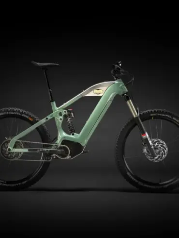 Seitenansicht eines mintgrünen Heritage Altitude E-Mountainbikes vor schwarzem Hintergrund.