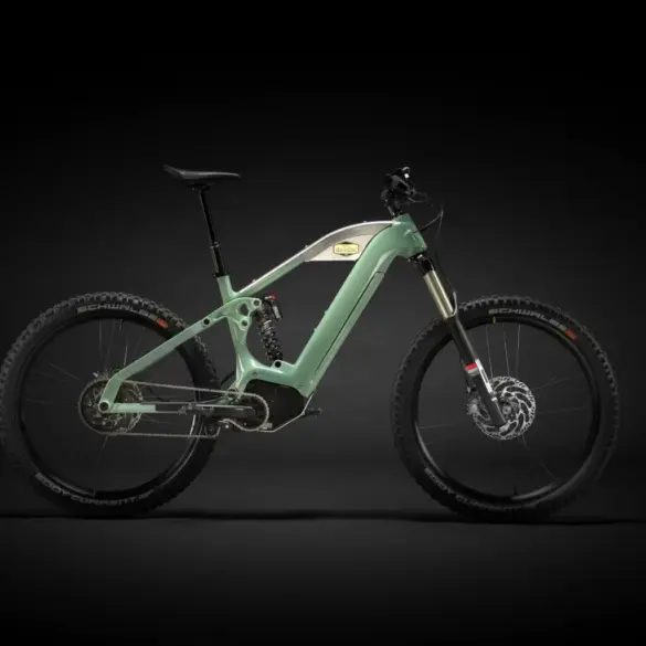 Seitenansicht eines mintgrünen Heritage Altitude E-Mountainbikes vor schwarzem Hintergrund.