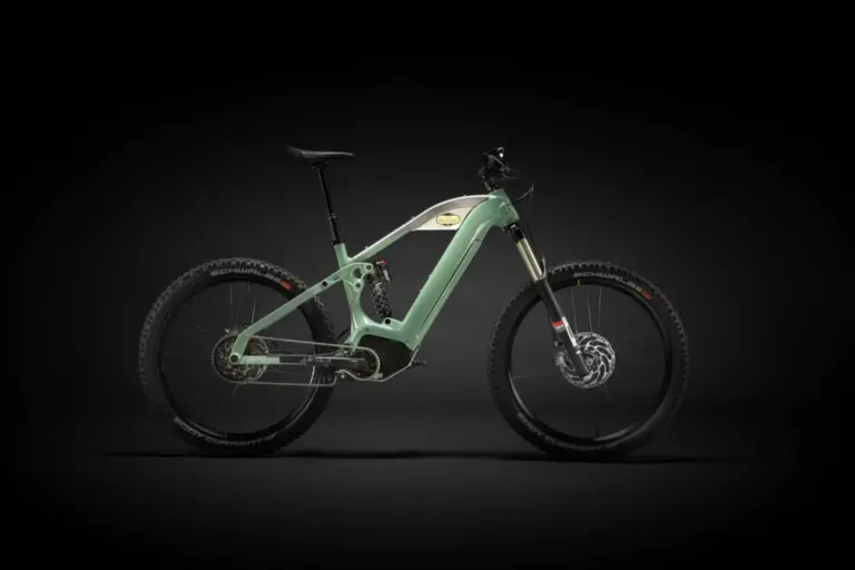 Seitenansicht eines mintgrünen Heritage Altitude E-Mountainbikes vor schwarzem Hintergrund.