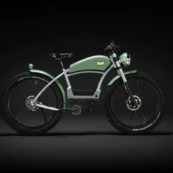Grünes E-Bike mit Stahlrahmen und breiten Reifen im Stil eines klassischen Motorrads, präsentiert vor schwarzem Hintergrund.