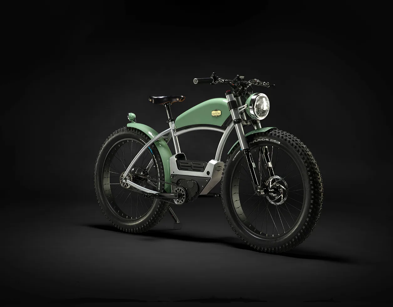 Mintgrünes Elektrofahrrad im Retro-Motorrad-Stil mit breiten Reifen, Chromoly-Stahlrahmen, integriertem Akku und Scheinwerfer, auf schwarzem Hintergrund.
