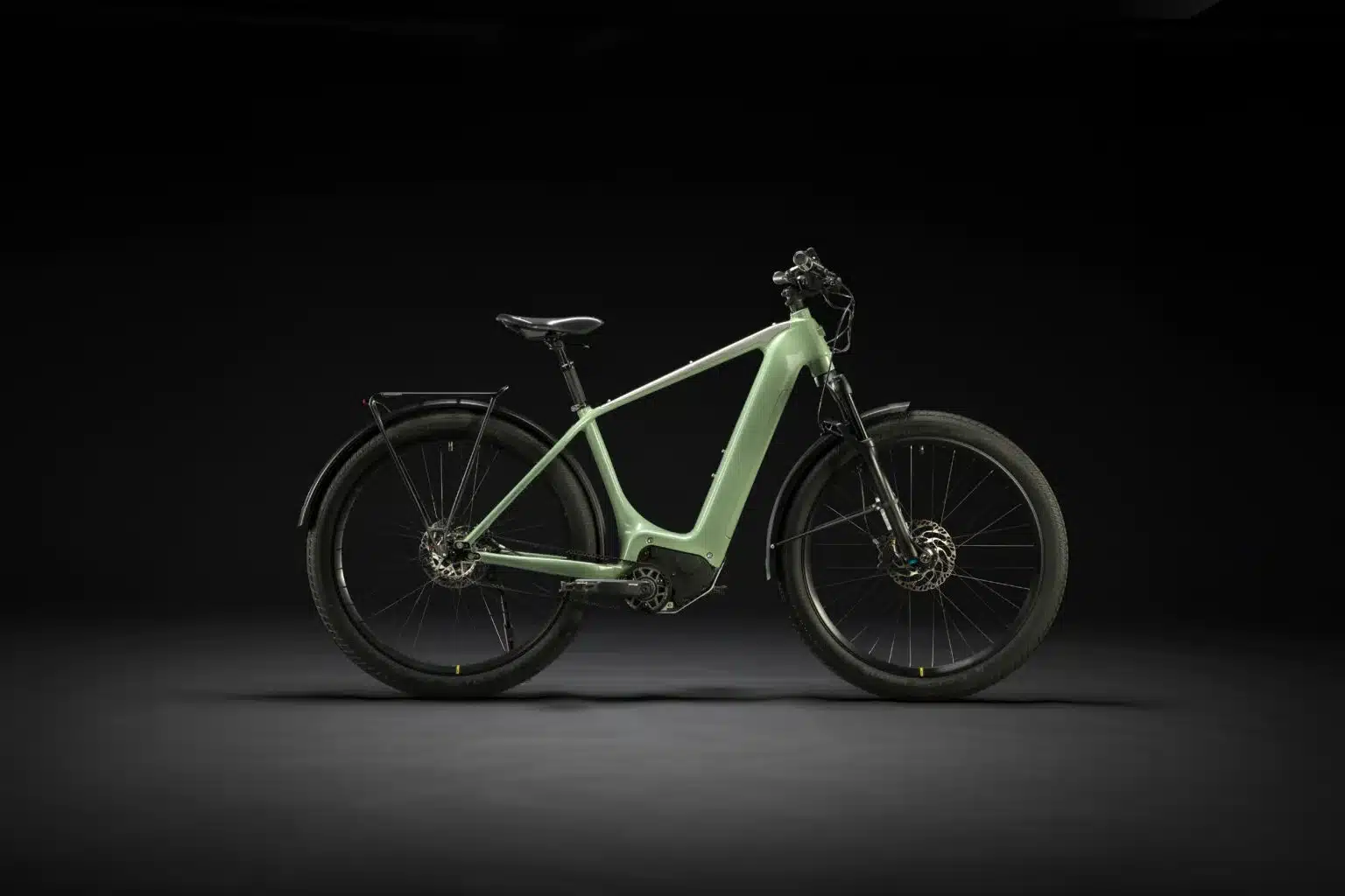 Seitenansicht eines hellgrünen Heritage Style E-Bikes mit schwarzem Gepäckträger und Schutzblechen, abgebildet auf dunklem Hintergrund.