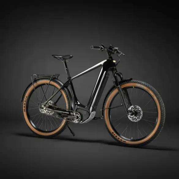 Ein schwarzes Heritage Style Escapade Elektrofahrrad steht freistehend vor einem dunklen Hintergrund.