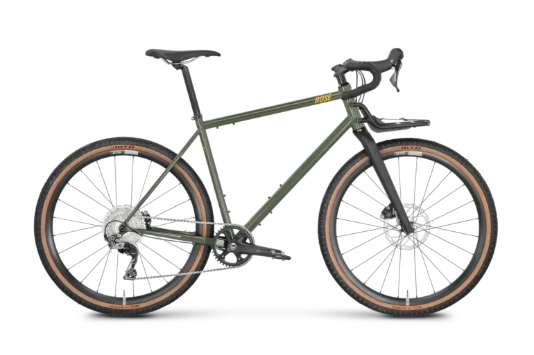 Ein grünes Hobo Dropbar Gravel-Rad steht im Profil. Es hat einen matten Stahlrahmen, Dropbar-Lenker, einen kleinen Frontträger, breite WTB Venture 47 Reifen und eine Shimano GRX Schaltung.