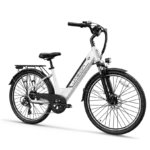 Eine weiße Jasion EB5 Roamer ST Elektrofahrrad mit Gepäckträger und Federgabel, isoliert auf schwarzem Hintergrund.