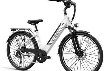 Eine weiße Jasion EB5 Roamer ST Elektrofahrrad mit Gepäckträger und Federgabel, isoliert auf schwarzem Hintergrund.