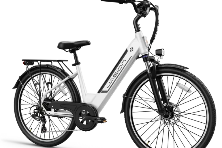 Eine weiße Jasion EB5 Roamer ST Elektrofahrrad mit Gepäckträger und Federgabel, isoliert auf schwarzem Hintergrund.