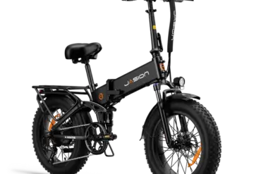 Ein schwarzes Jasion X-Hunter E-Bike, frontal leicht seitlich aufgenommen, mit breiten Reifen, integriertem Gepäckträger und klappbarem Rahmen.