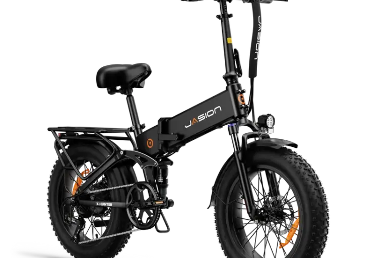 Ein schwarzes Jasion X-Hunter E-Bike, frontal leicht seitlich aufgenommen, mit breiten Reifen, integriertem Gepäckträger und klappbarem Rahmen.