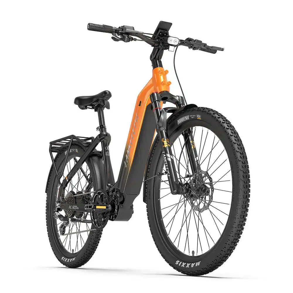 Orangefarbenes Lankeleisi MG600 Lite E-Trekkingbike mit schwarzem Gepäckträger, Schutzblechen und breiten Maxxis-Reifen.