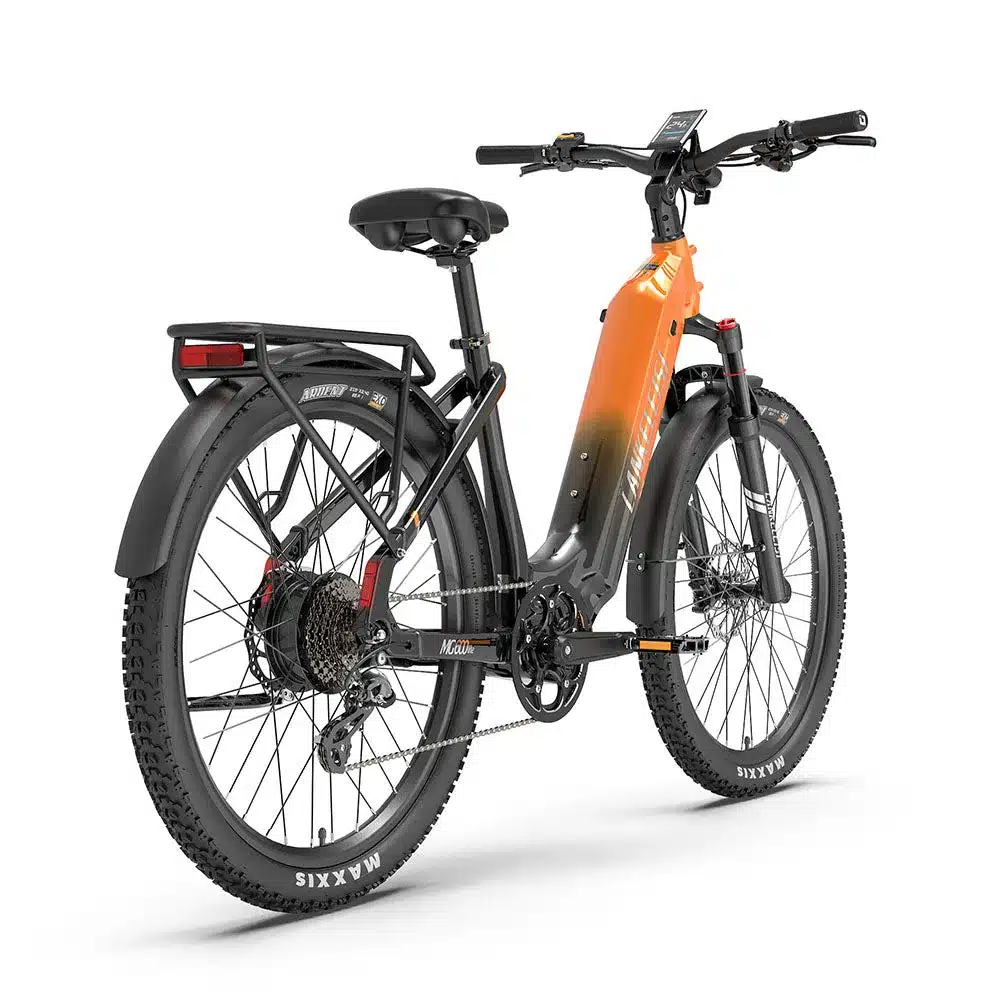Seitenansicht eines orange-schwarzen Lankeleisi MG600 Lite E-Trekkingbikes mit Gepäckträger, breiten Reifen und Federgabel.