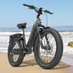 Das Lankeleisi MG600 Plus E-Fatbike steht auf Sand am Strand mit dem Meer im Hintergrund.