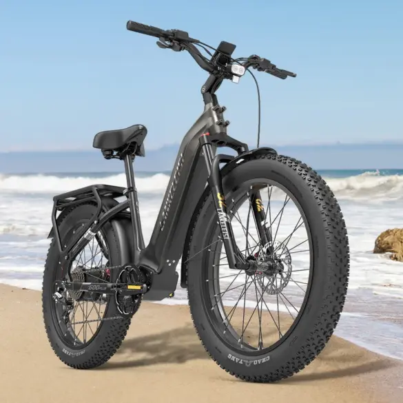 Das Lankeleisi MG600 Plus E-Fatbike steht auf Sand am Strand mit dem Meer im Hintergrund.