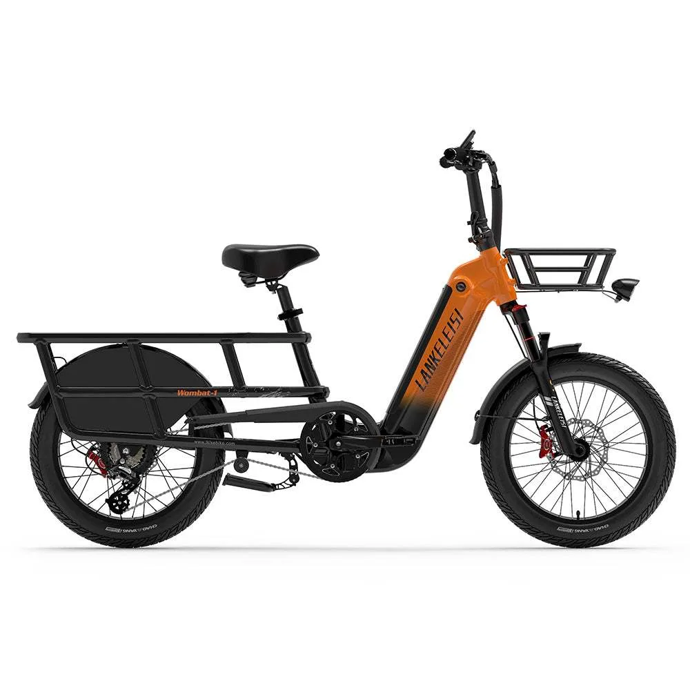 Eine vollständige Ansicht des Lankeleisi Wombat-1 Longtail E-Bikes in leuchtendem Orange mit schwarzen Akzenten. Das Fahrrad ist auf weißem Hintergrund isoliert und zeigt seinen stabilen Rahmen, die großen Reifen und die integrierten Ladeflächen.
