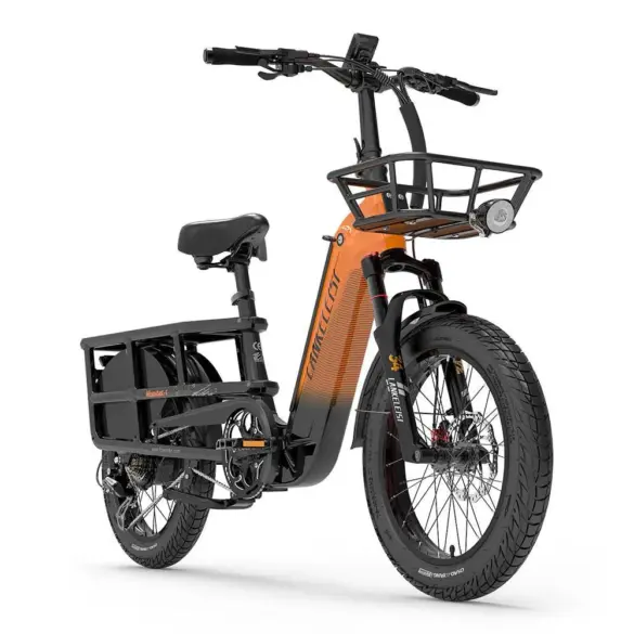 Ein oranges und schwarzes Lankeleisi Wombat-1 Elektrofahrrad mit breiten Reifen, Frontkorb, Gepäckträger und Vorderfedergabel, ausgestellt in einer Studioaufnahme.