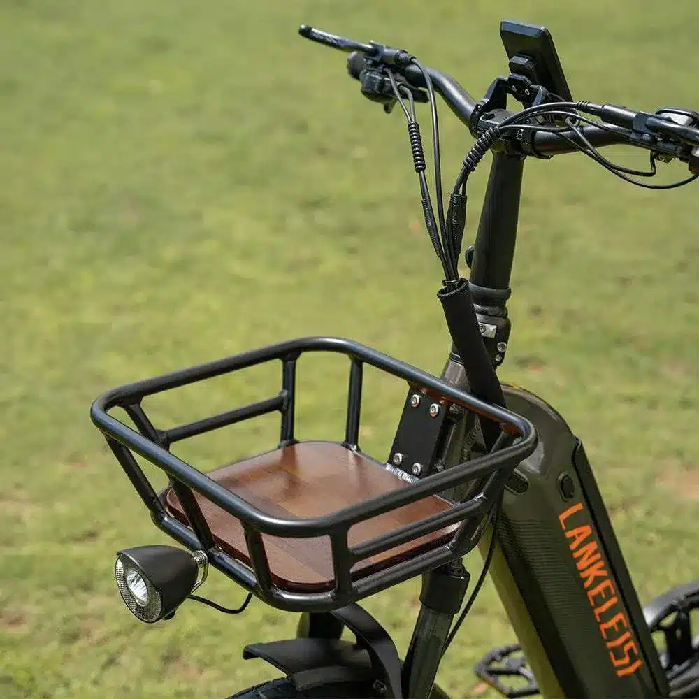 Vorderansicht des Lenkers und Frontkorbs eines grauen Lankeleisi Wombat-1 E-Bikes mit Holzeinlage.