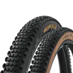 Nahaufnahme von zwei Continental Magnotal Mountainbike-Reifen, ein Reifen mit brauner Seitenwand ist im Vordergrund, dahinter ein Reifen mit schwarzer Seitenwand.