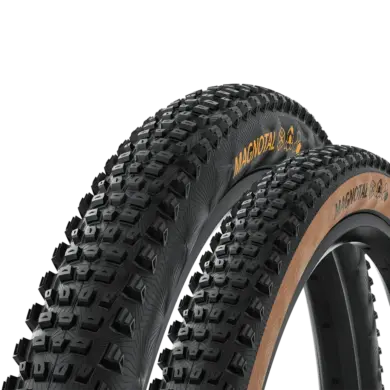 Nahaufnahme von zwei Continental Magnotal Mountainbike-Reifen, ein Reifen mit brauner Seitenwand ist im Vordergrund, dahinter ein Reifen mit schwarzer Seitenwand.