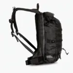 Seitenansicht eines schwarzen Muc-Off Ride Pack Rucksacks mit Molle-System und Rolltop-Verschluss.