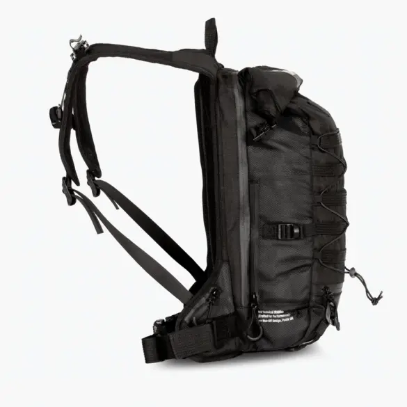 Seitenansicht eines schwarzen Muc-Off Ride Pack Rucksacks mit Molle-System und Rolltop-Verschluss.