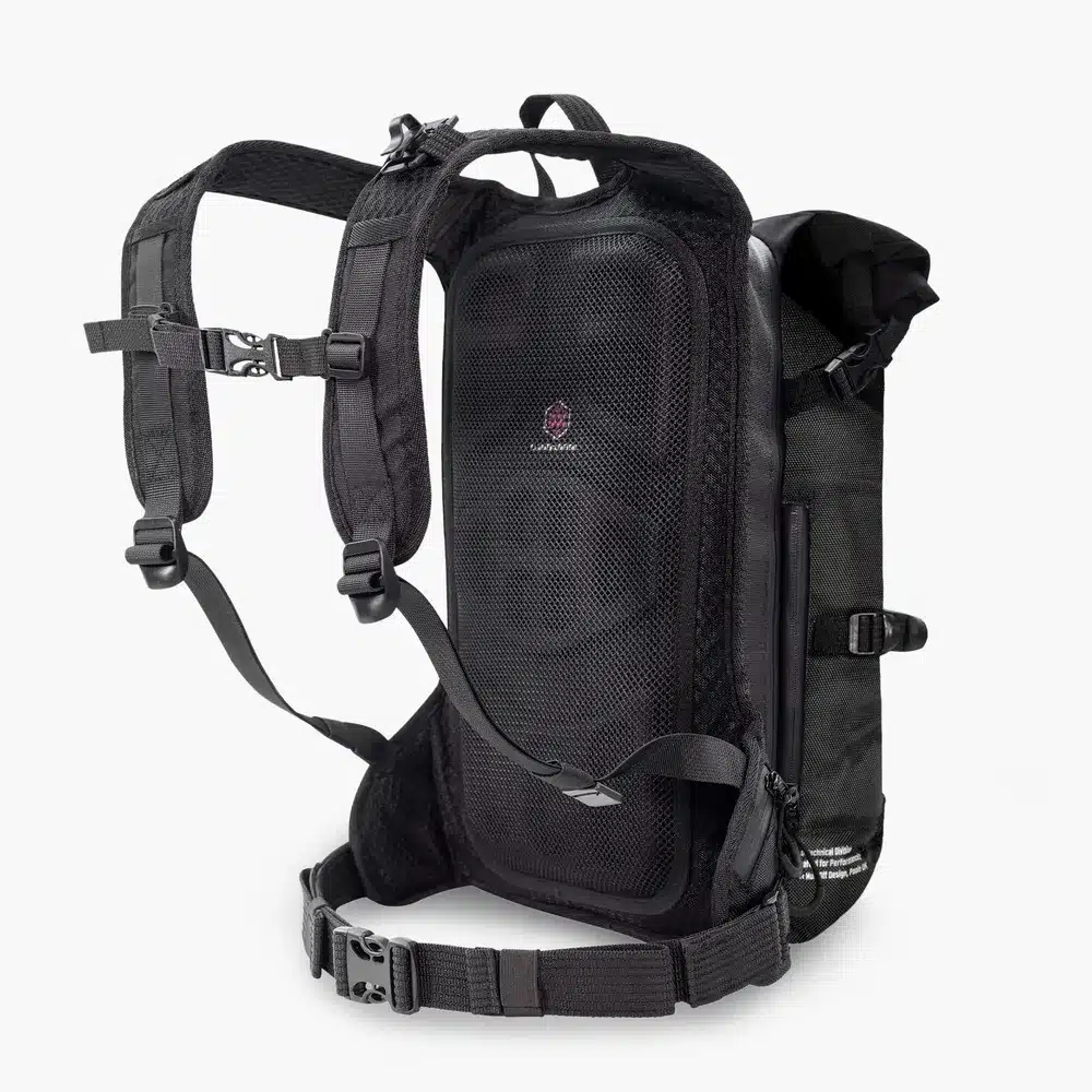 Hinteransicht des schwarzen Muc-Off Ride Pack Rucksacks mit 20 Litern Volumen, zeigt das atmungsaktive Rückenteil und das Molle-System zur Befestigung von Zubehör.