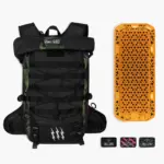 Schwarzer Muc-Off Rucksack mit Tarnmuster und MOLLE-System, daneben ein orangefarbener D3O Rückenprotektor.