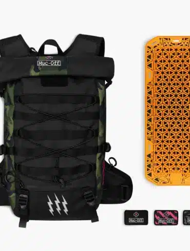 Schwarzer Muc-Off Rucksack mit Tarnmuster und MOLLE-System, daneben ein orangefarbener D3O Rückenprotektor.