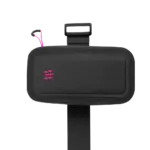 Schwarze Muc-Off Satteltasche mit pinkem Logo auf schwarzem Grund, gezeigt mit Befestigungsschlaufe.