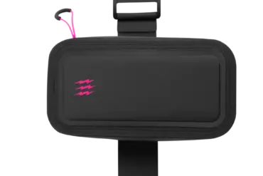 Schwarze Muc-Off Satteltasche mit pinkem Logo auf schwarzem Grund, gezeigt mit Befestigungsschlaufe.